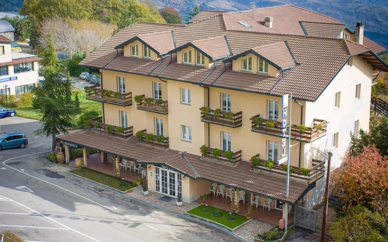 Hotel Gambrinus アッバディーア・サン・サルヴァトーレ エクステリア 写真